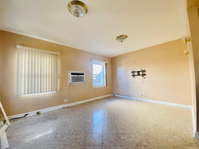 Building Photo - 69-21 Utopia Pkwy