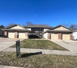 Building Photo - Freshly Updated 2 Bedroom Apartment
