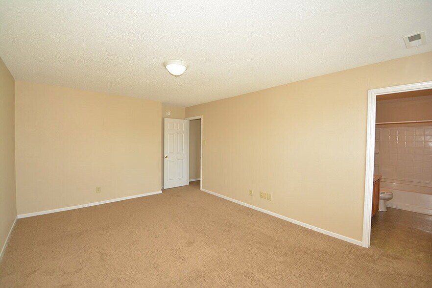 Building Photo - 5660 Grassy Bank Dr
