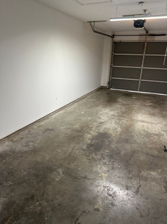 Building Photo - 703 Skyline Dr