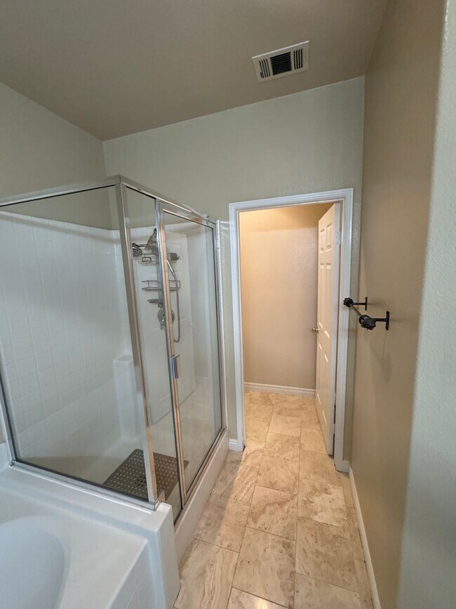 Building Photo - Beautiful 2 Bedroom/2 Bathroom + Bonus Room in Gated Community