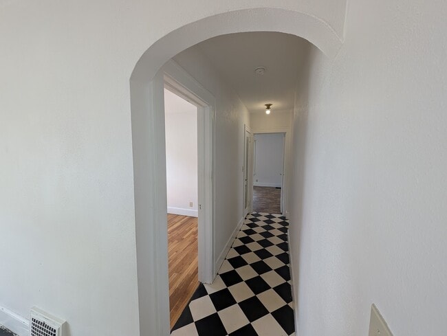 Building Photo - 105 Helen St