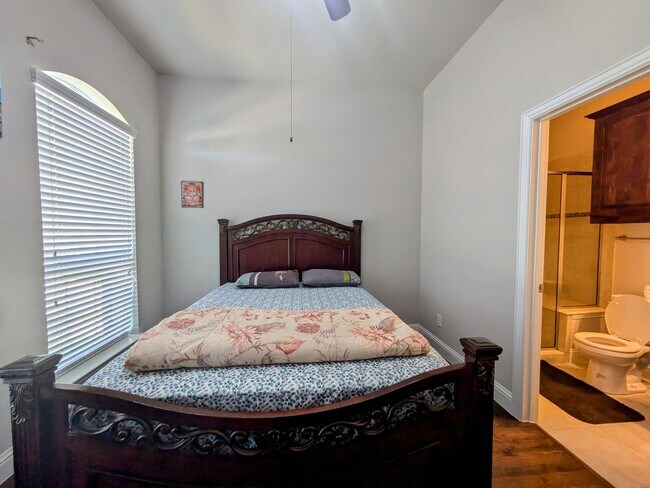 Building Photo - 2472 Twin Oaks Dr