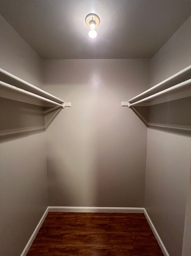 Building Photo - Robertson1001 (KC-JF-NB)