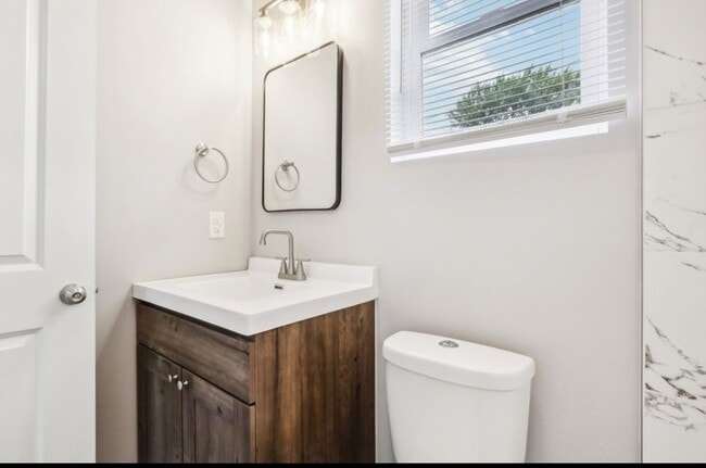 Building Photo - 2018 Rembrandt St