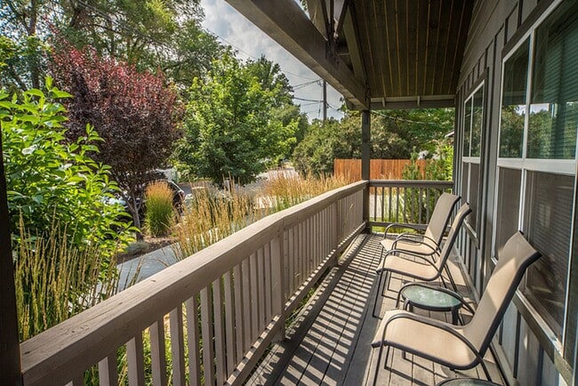 Building Photo - 139 SE Heyburn St