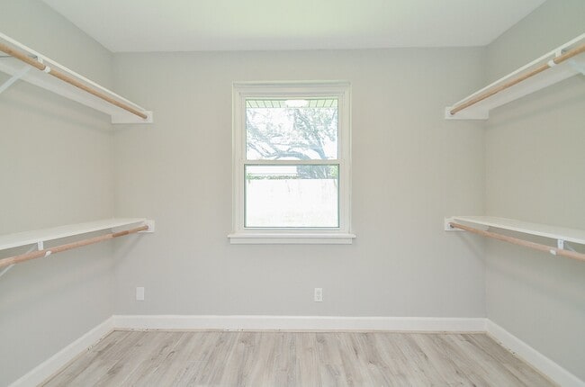 Building Photo - 9606 Highmeadow Dr