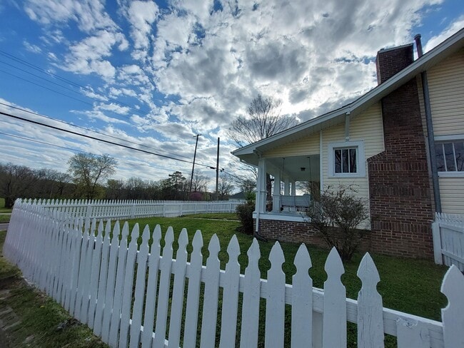 Building Photo - 203 Riverside Dr