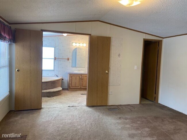 Building Photo - 3 br, 2 bath Mobile Home - 10522 View Ave....