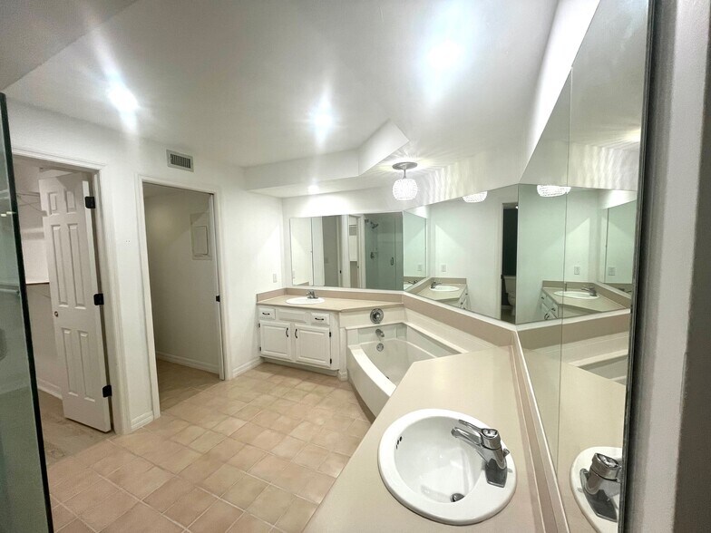 main bathroom - 6660 Ilex Cir