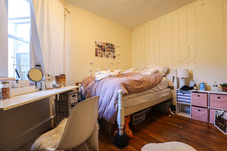 Building Photo - 322 St Paul St