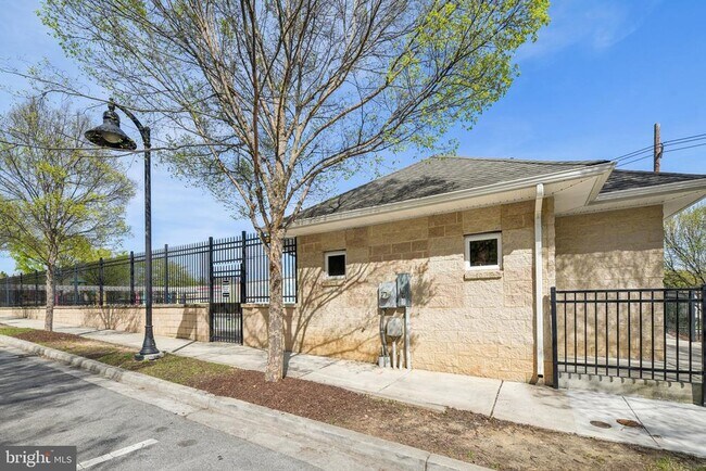 Building Photo - 5627 45th Ave