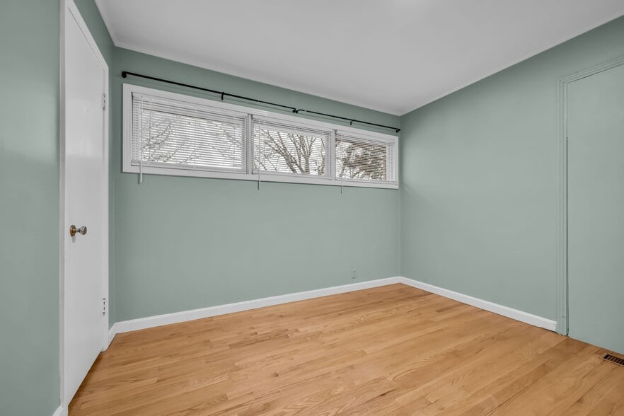 Building Photo - 205 W Lake Dr