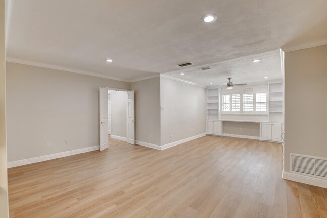 Building Photo - 1010 SW 1st St