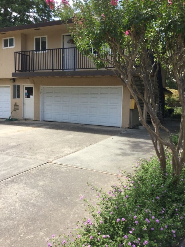 Building Photo - 2 bedroom 1 bath upstairs 4-Plex unit
