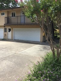 Building Photo - 2 bedroom 1 bath upstairs 4-Plex unit