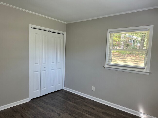 Building Photo - Charming 3 Bed 1 Bath minutes from Downtow...