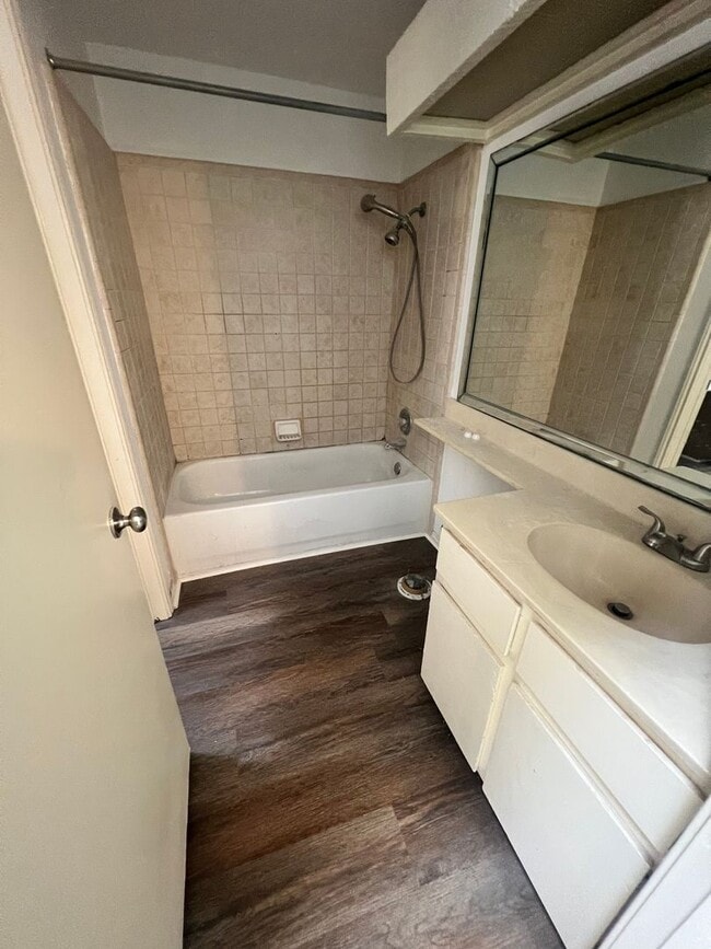 Building Photo - Edgecliff Downstairs 2/1.5 Unit