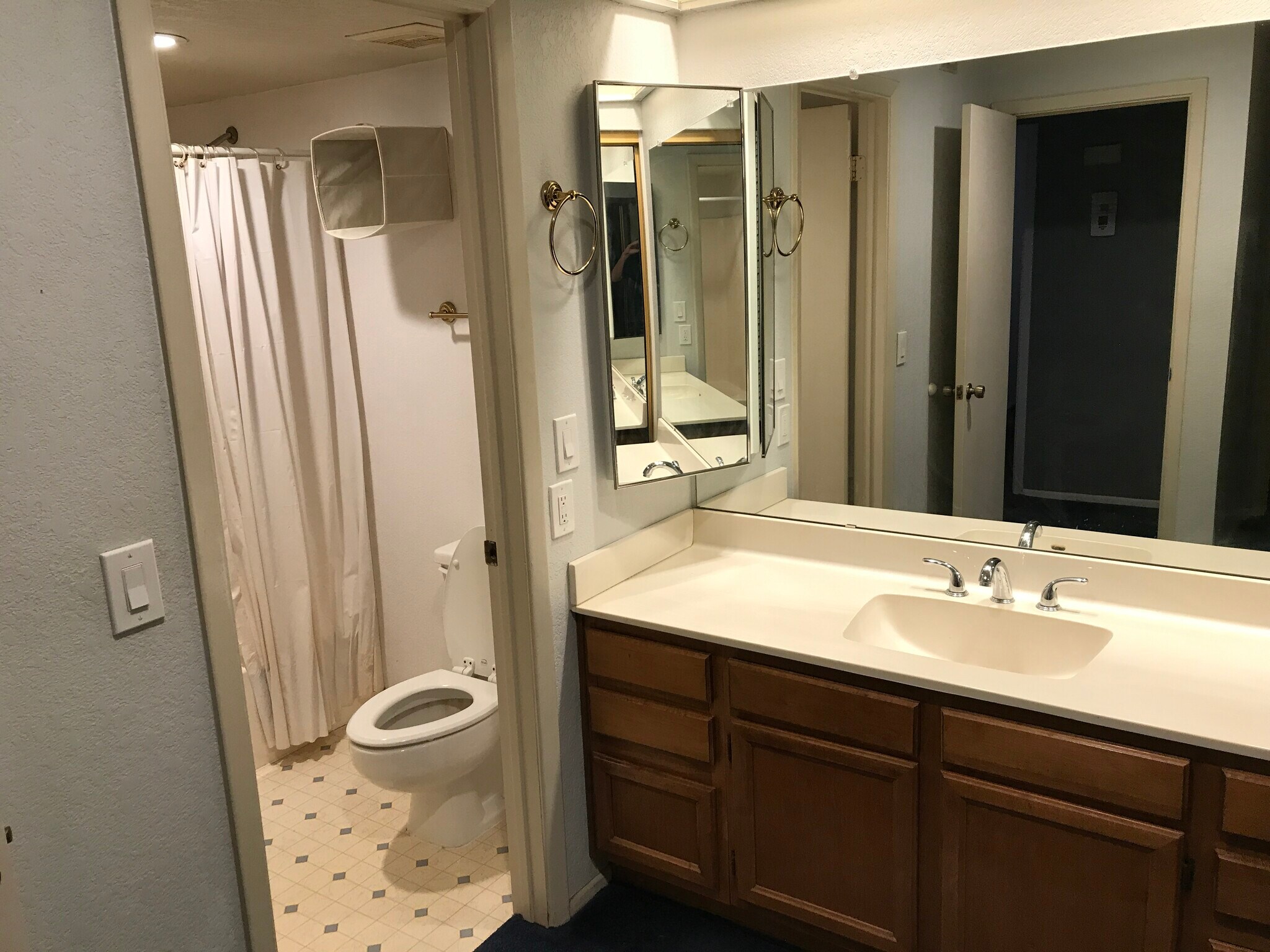 Building Photo - 1905 E University Dr