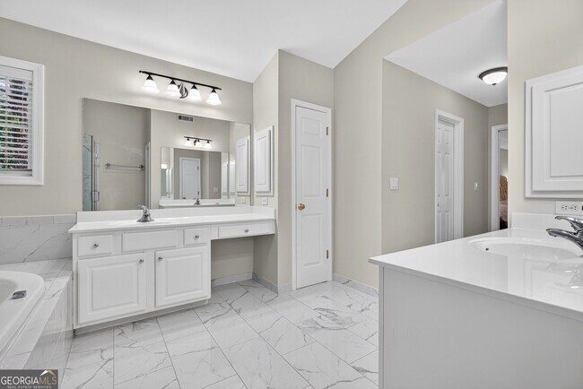 Building Photo - 323 Revolution Dr