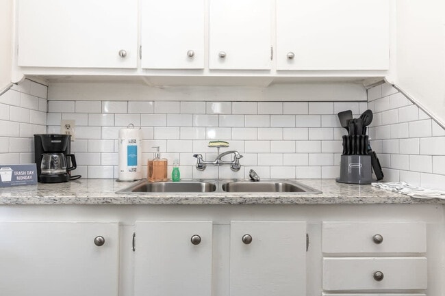 Building Photo - 3912 Crestview Dr