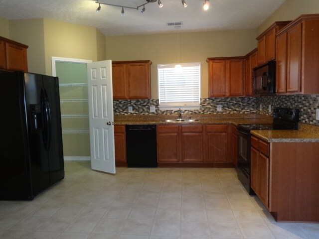 Building Photo - 620 Buck Cherry Way