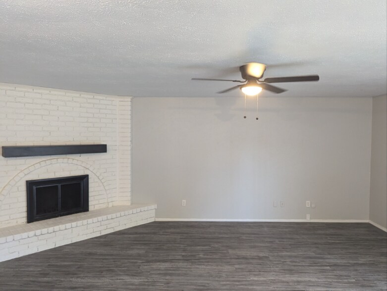 Building Photo - 510 Woodcrest Way
