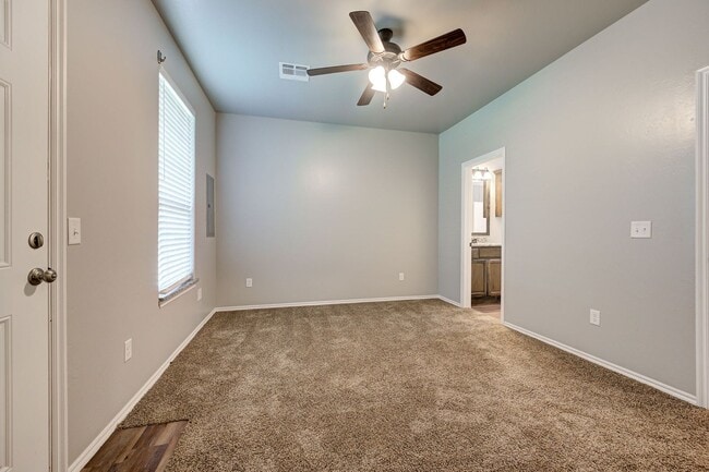 Building Photo - Charming Duplex in El Reno!
