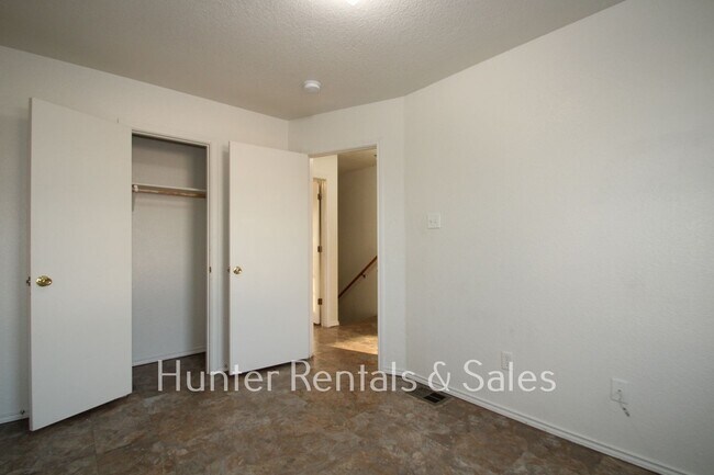 Building Photo - Summer Move In!!!