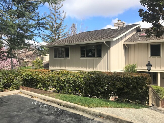 Building Photo - Spacious Townhome in Historic Saratoga Vil...
