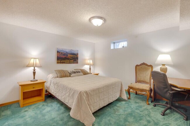 Building Photo - 19 Crescent Ln