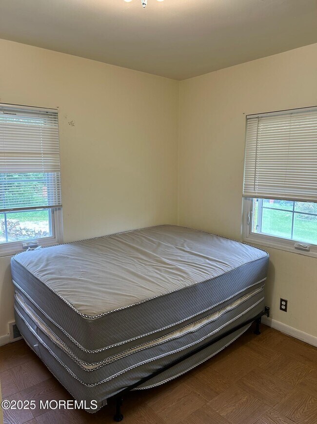 Building Photo - 564 Monmouth Pl