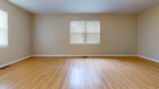 Building Photo - 5 bedrooms, 2.5 bathrooms House