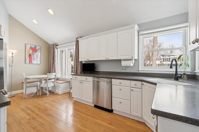 Building Photo - 825 Highview Terrace