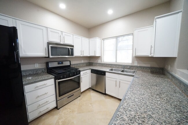 Building Photo - SHOWINGS AVAILABLE NOW