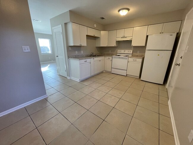 Building Photo - Great Townhouse 2 Bedroom 1.5 Bath in Fort Walton Beach!