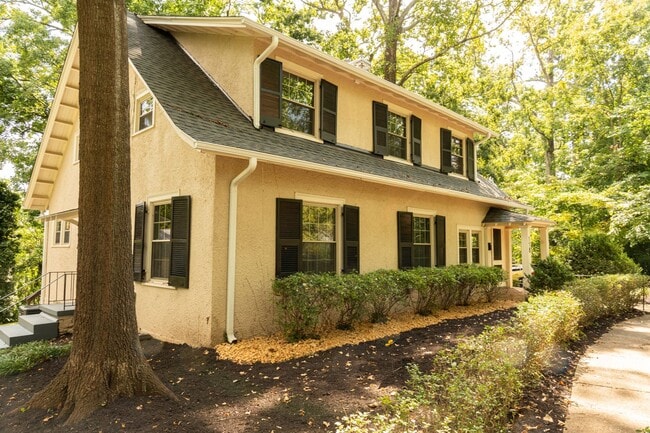 Building Photo - Large 4 Bedroom Home On Oakhurst Circle