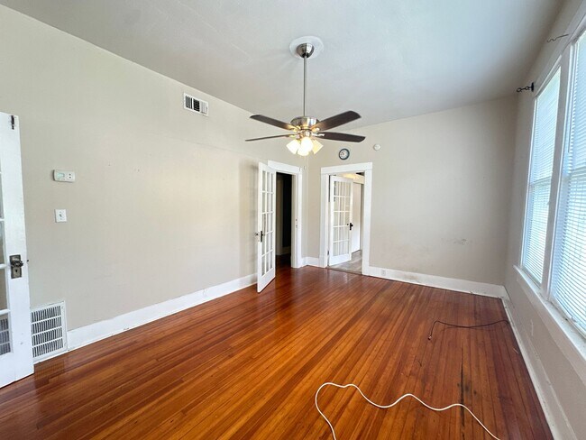 Building Photo - CUTE Downstairs Highland Unit