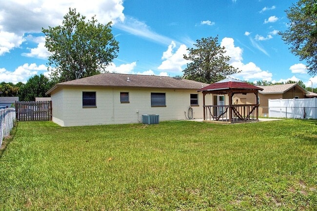 Building Photo - Nice 3/2 with 1 car garage fully fenced ba...