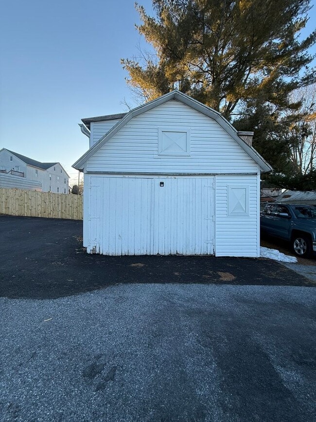 Building Photo - 960 Maple St