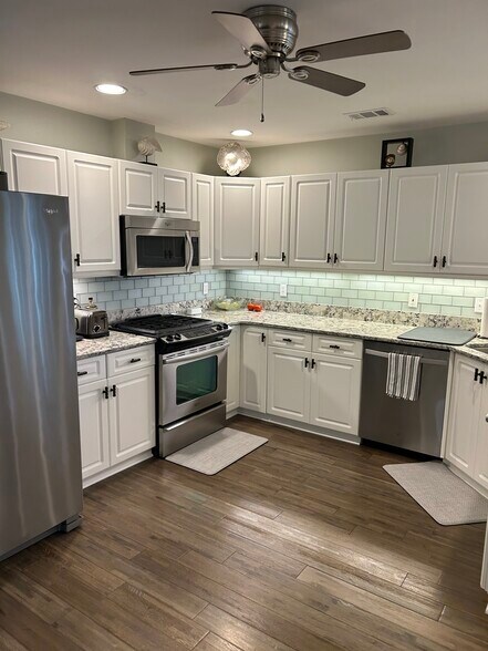 Building Photo - 14 Pipers Pond Ln