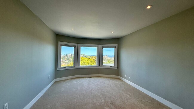 Building Photo - Updated 4BR/2BA Single Family Home in Cove...