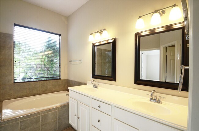 Building Photo - 5702 Fleethaven Ct