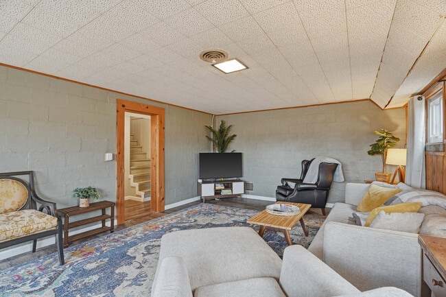 Building Photo - 208 Westridge Dr