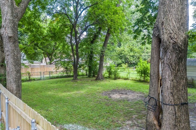 Building Photo - Charming & Renovated Two Bedroom Home