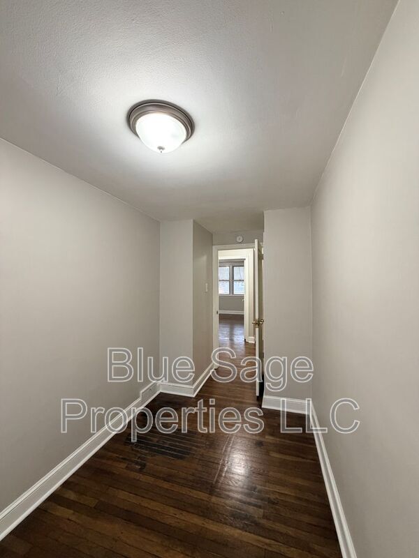 Building Photo - 402 Rively Ave