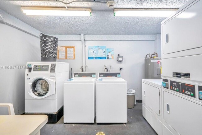 Building Photo - 105 Royal Pk Dr