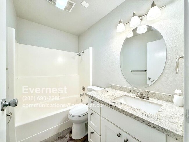 Building Photo - 3-Bedroom, 2-Bath Home in Convenient Locat...