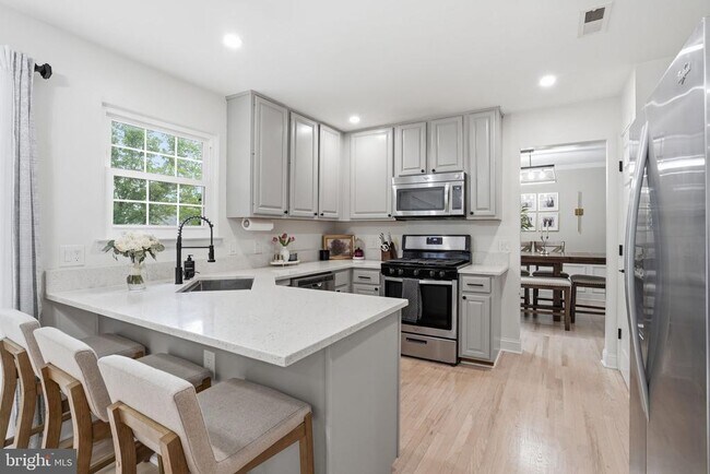 Building Photo - 5710 Ridgedale Dr