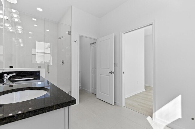 Building Photo - 4404 Longwood Lk Sq